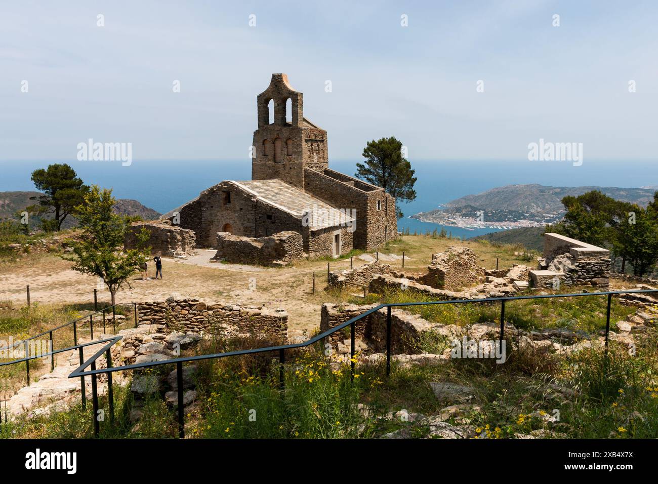 La chiesa di Santa Helena è di origine pre-romanica. Era la chiesa della città medievale di Santa Creu de Rodes. L'unicità della sua campana towe Foto Stock