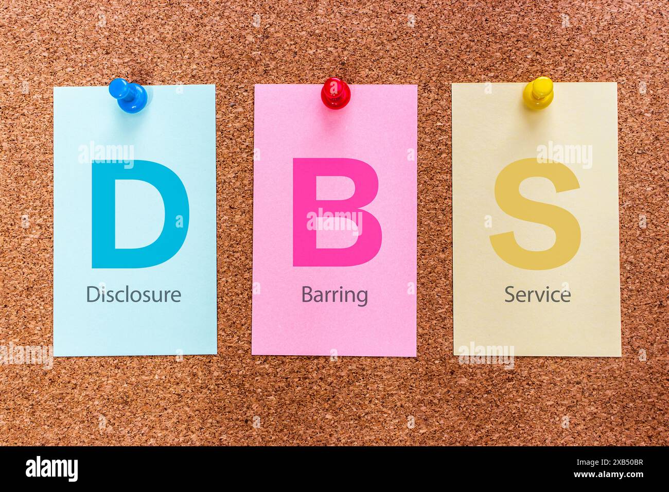 Parola chiave concettuale a 3 lettere DBS (Disclosure and Barring Service), su adesivi multicolore attaccati a un bordo di sughero. Foto Stock