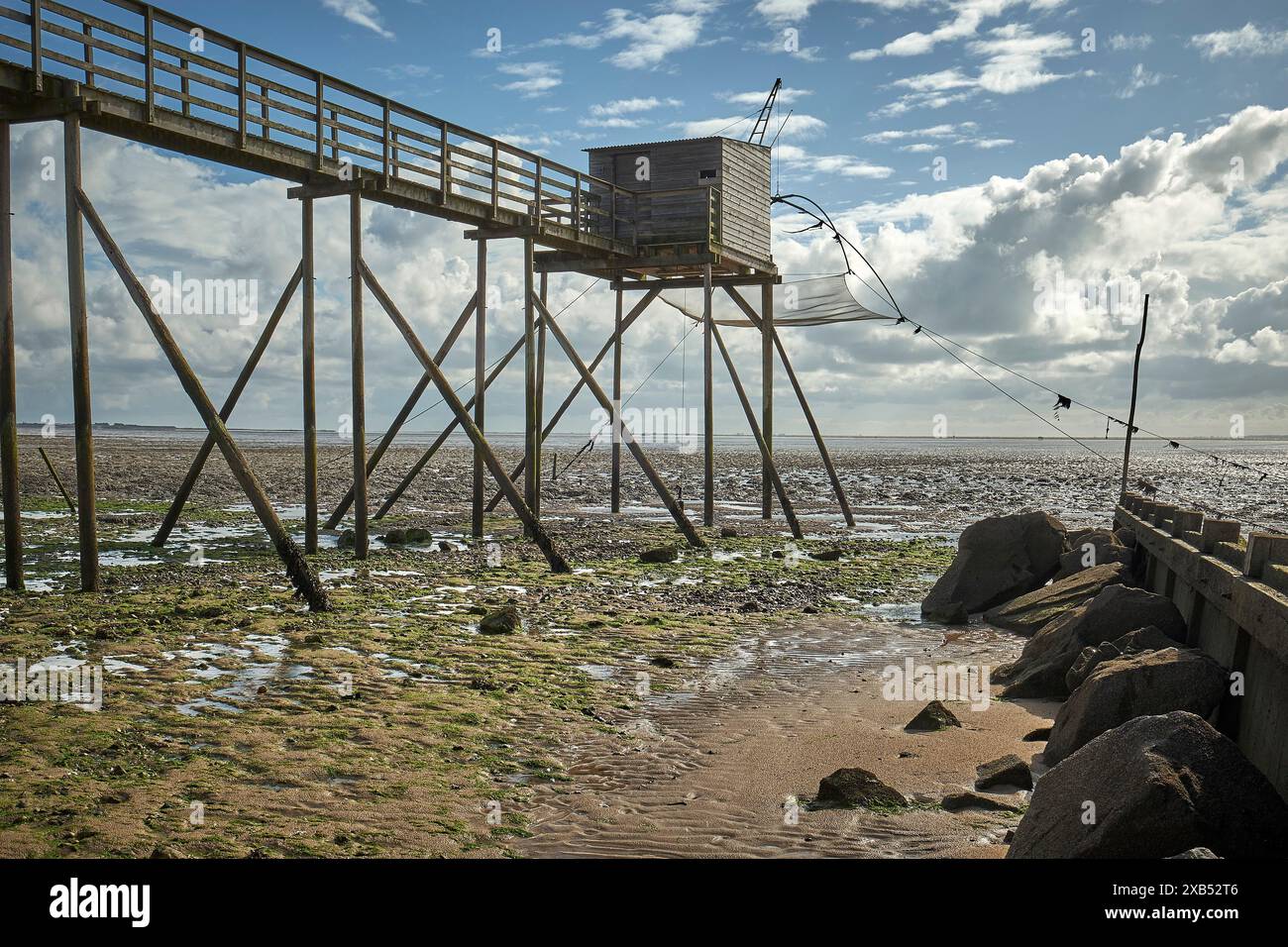 Carrelets: Capanne di pescatori con reti sospese in Vandea, Francia Foto Stock