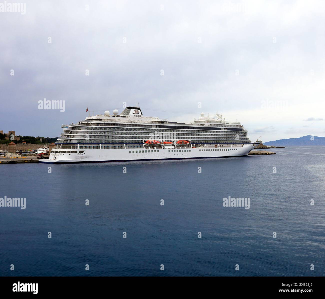 L'impressionante nave da crociera Viking Jupiter, porto di Rodi, maggio 2024 Foto Stock