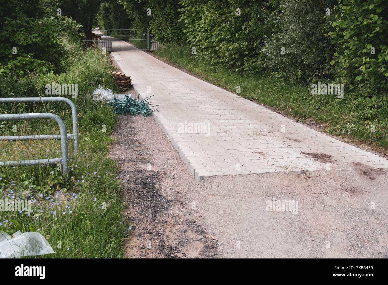 viene costruito un nuovo percorso con pietre per pavimentazione Foto Stock