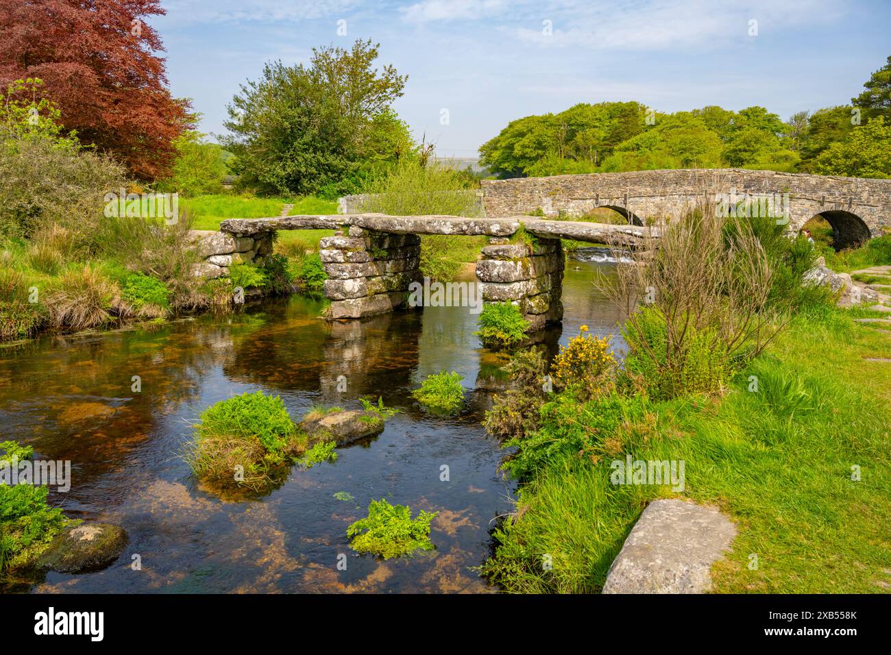 Il ponte di clapper del XIII secolo e il ponte nuovo costruito nel 1780Õs a Postbridge su Dartmoor Devon Foto Stock