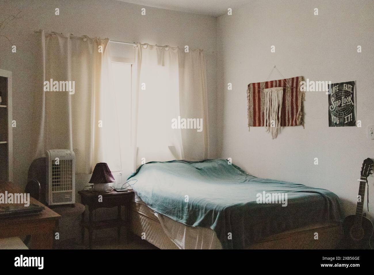 vista panoramica della camera per adolescenti ordinata Foto Stock