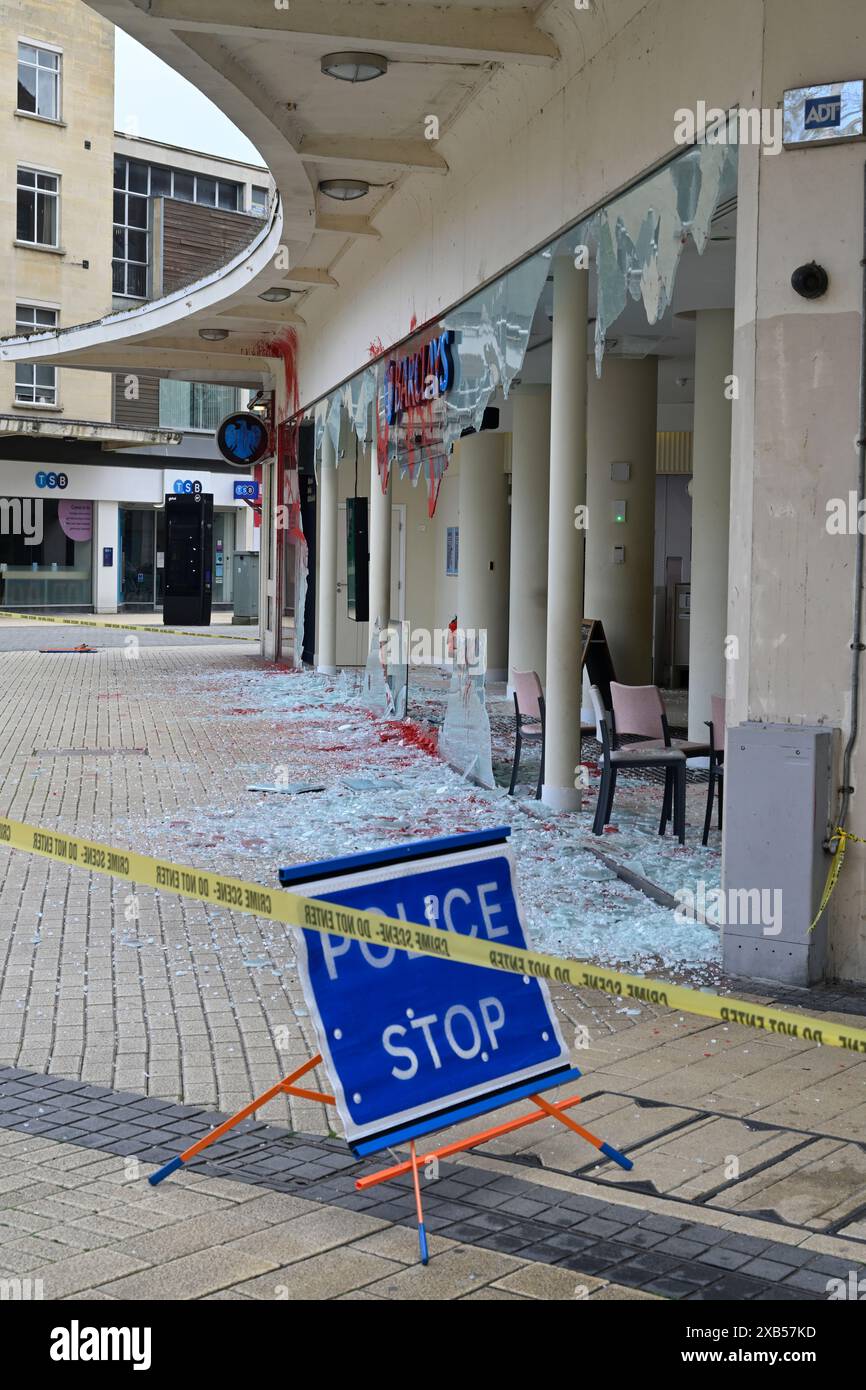 Barclays Bank tutte le finestre si sono frantumate e la vernice rossa è stata spruzzata sull'edificio, Central Bristol, centro commerciale Broadmead, 10 giugno 1024, Foto Stock
