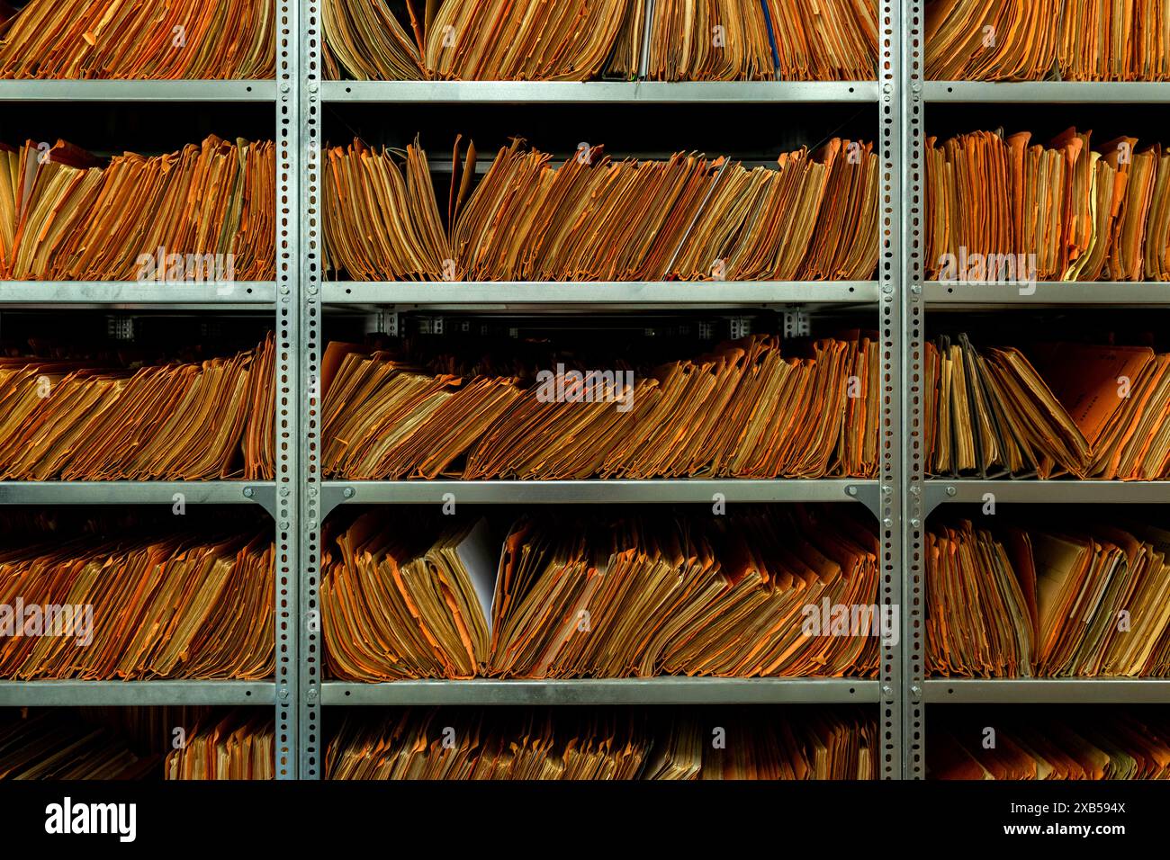 Archivi della Stasi: Enorme spazio di immagazzinamento la BStU è responsabile della conservazione degli archivi dell'ex MFS / Stasi Intelligence Service. In camere enormi vengono gestiti circa 111 chilometri di cartelle e documenti. Berlino, Germania. Berlin Stasi Archives / Stasi Museum Berlin Germany Copyright: XGuidoxKoppesxPhotox Foto Stock