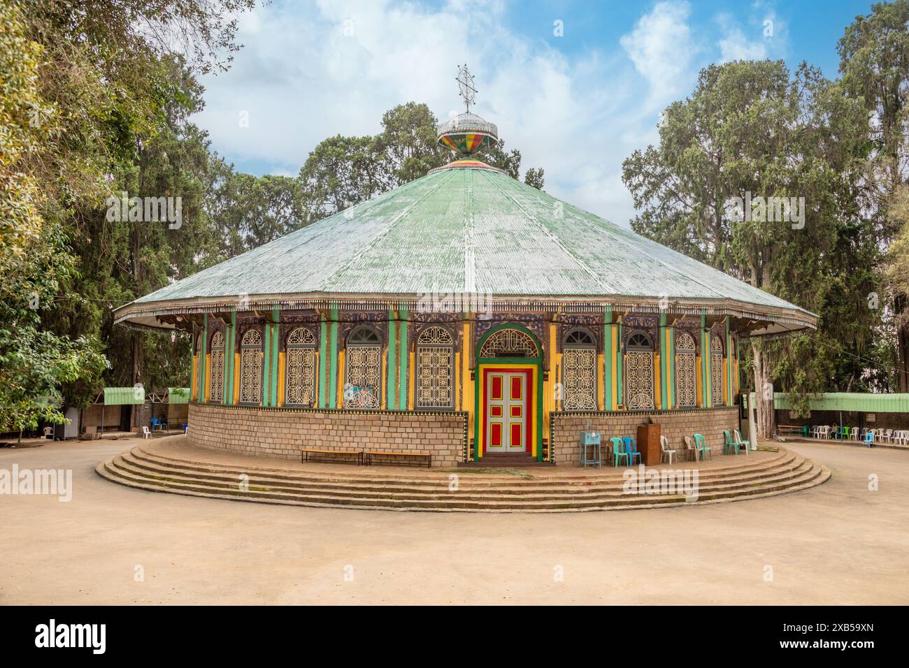 Chiesa etiope a forma tonda e decorata in modo tradizionale, Adis Abeba, Etiopia Foto Stock