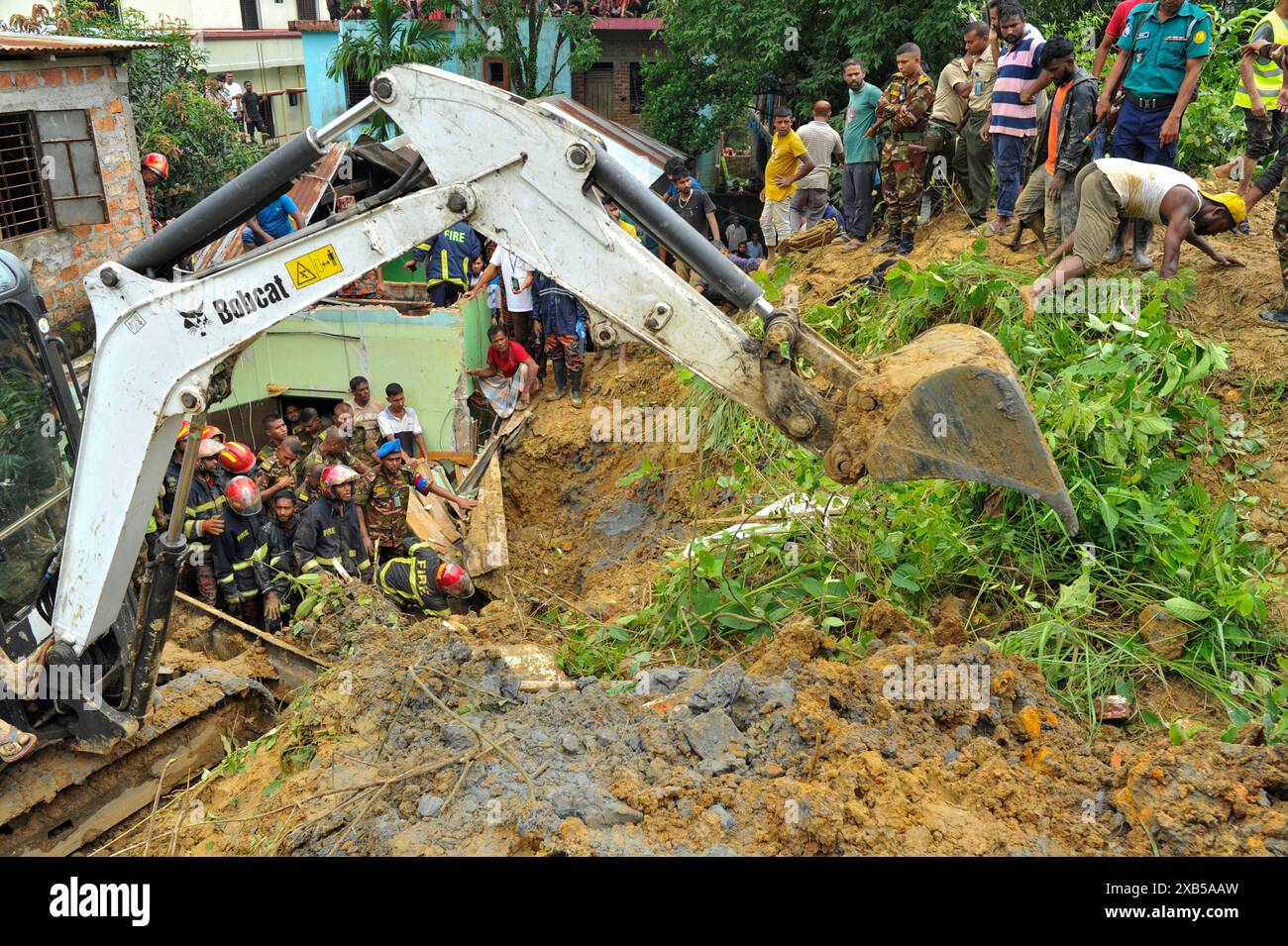 Sylhet, Bangladesh. 10 giugno 2024. L'esercito, i vigili del fuoco e la polizia stanno effettuando operazioni di salvataggio per salvare le persone intrappolate nel sottosuolo. Tre persone muoiono dopo la frana a causa delle continue piogge nella zona residenziale di Chamelibagh a Majortila nel Ward No. 35 della società cittadina di Sylhet. Il 10 giugno 2024 a Sylhet, Bangladesh (foto di Rafayat Haque Khan/ Eyepix Group/Sipa USA) credito: SIPA USA/Alamy Live News Foto Stock