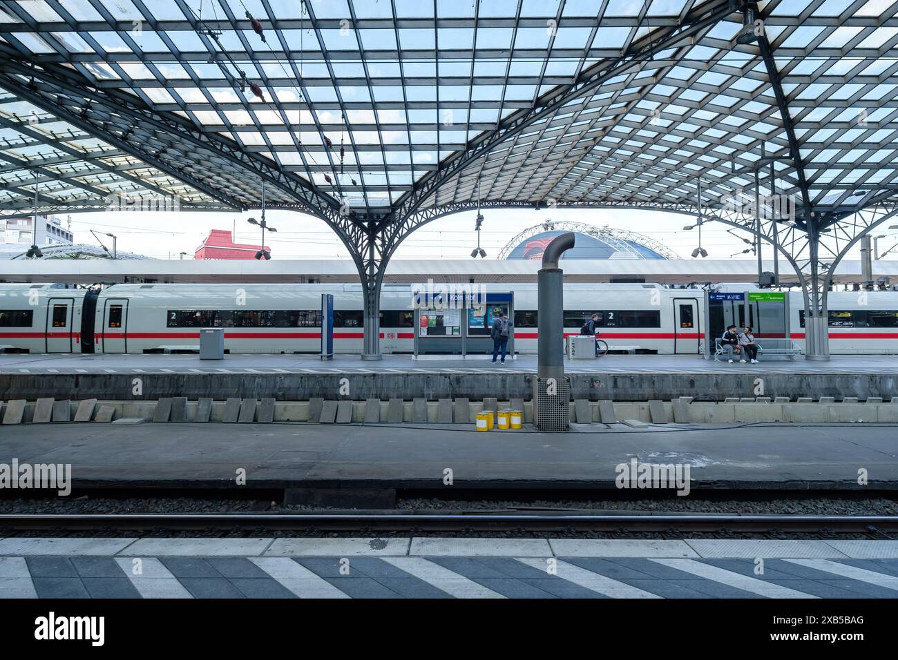 Colonia, Germania - 22 maggio 2024: Veduta delle persone su un binario e su un treno ICE alla stazione centrale di Colonia Germania Foto Stock