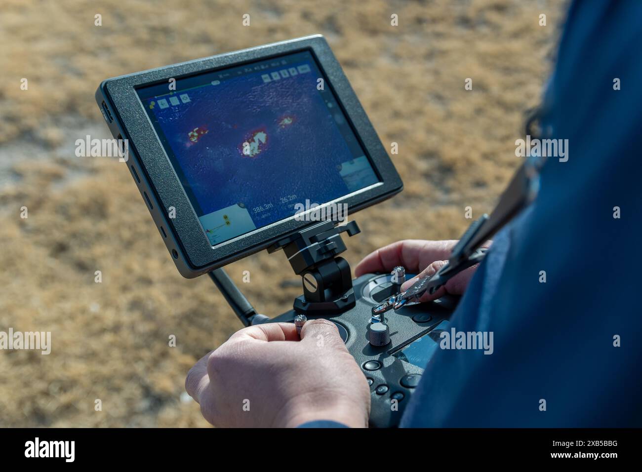 San Rafael, Argentina, 28 giugno 2021: Drone volante pompiere con termocamera Foto Stock