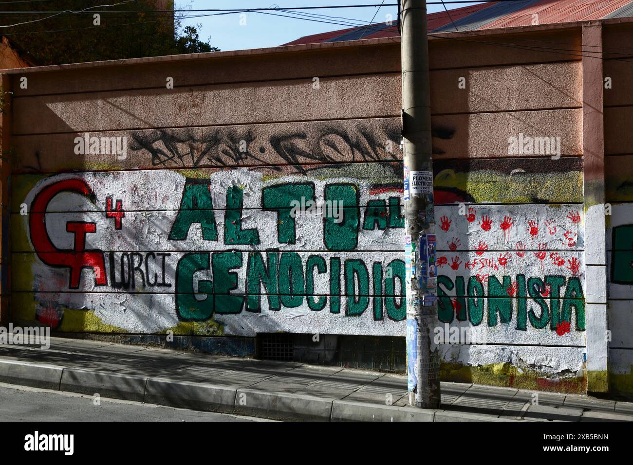 Ferma il murale del genocidio sionista del Partito Comunista boliviano che protesta contro il numero di morti palestinesi a Gaza su un muro nel centro di la Paz, Bolivia. Dal 2009 il governo boliviano si è sempre più allineato con la Palestina e ha assunto una posizione anti-israeliana. Il govenrnment ha interrotto le relazioni diplomatiche con Israele il 31 ottobre 2023 in segno di protesta contro il bilancio delle vittime palestinesi nella guerra israelo-Hamas, diventando una delle prime nazioni a farlo. Foto Stock