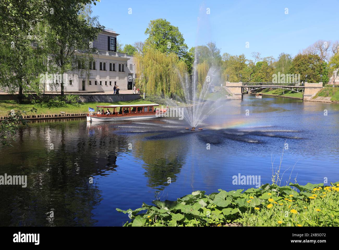 Gita in barca turistica sui canali attraverso il Parco Kronvalda, a riga, Lettonia. Foto Stock