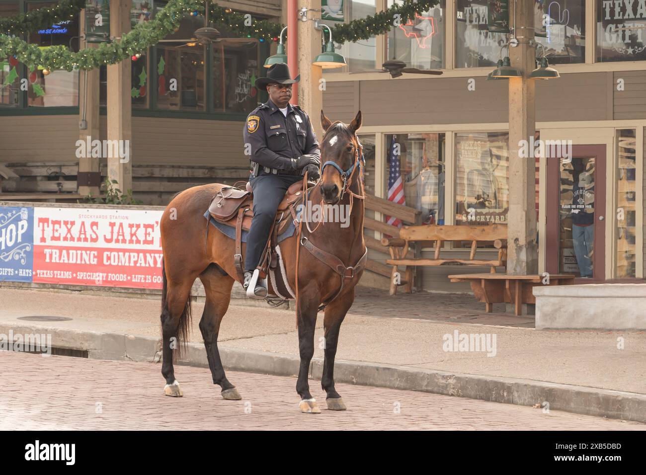 Ufficiale di pattuglia a cavallo nello storico Fort Worth Stockyards in Texas Foto Stock