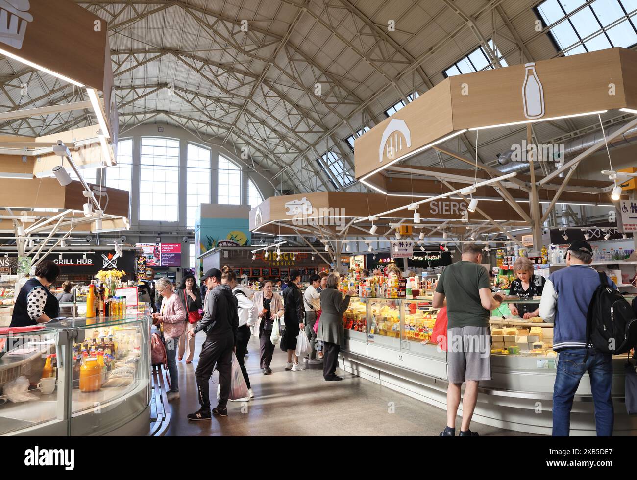 All'interno del mercato centrale di riga, uno dei mercati più grandi e antichi d'Europa, situato in 2 storici hangar zeppelin, Lettonia. Foto Stock