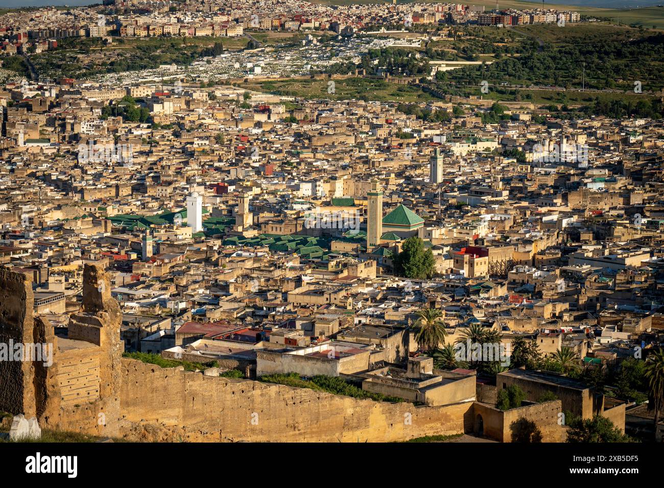 Teleobiettivo veduta della Medina di Fez dalla Necropoli di Marinid, Marocco Foto Stock