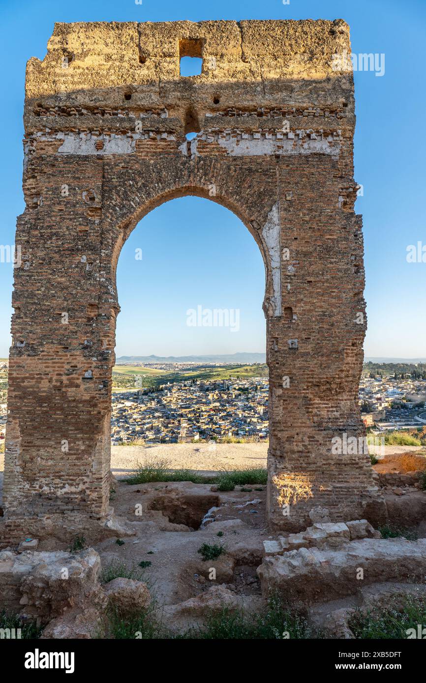 Vista della Medina di Fez attraverso l'Arco della Necropoli Marinide, Marocco Foto Stock