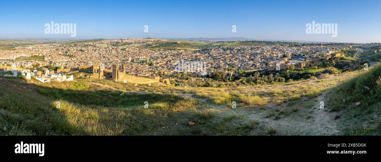 Vista panoramica del cimitero Bab Guissa a Fez, Marocco Foto Stock
