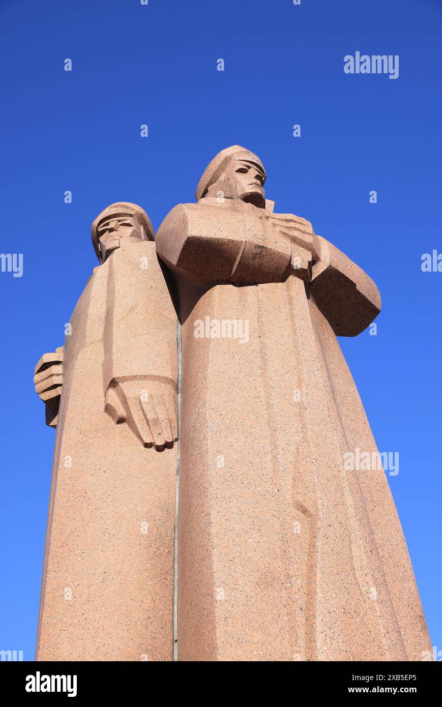 Statua in onore dei Red Latvian Riflemen al di fuori dell'occupazione sovietica del Museo della Lettonia, fondata nel 1993, a riga, la capitale. Foto Stock