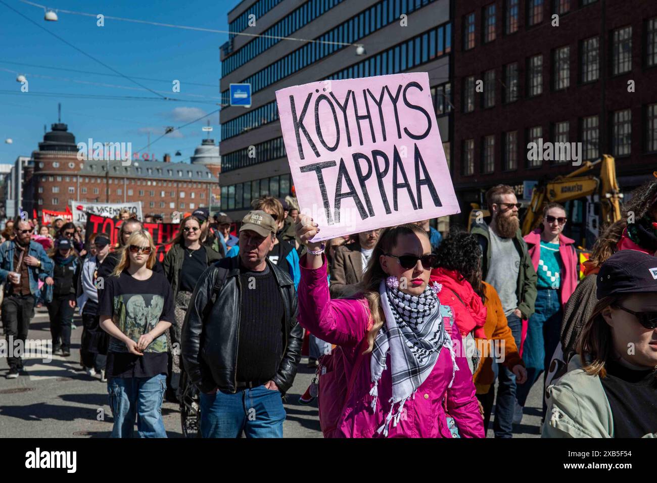 Köyhyys tappaa. Woman carrieng un cartello scritto a mano durante la marcia del Labor Day nel quartiere Hakaniemi di Helsinki, Finlandia. Foto Stock