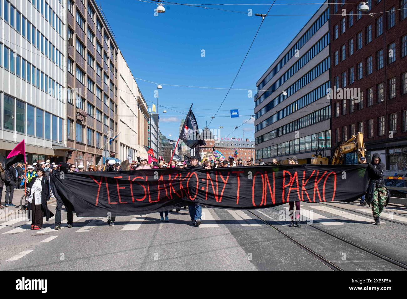 Yleislakko: NYT su pakko. Sostenitori di sinistra che portano un ampio striscione alla marcia del Labor Day su Siltasaarenkatu nel quartiere Hakaniemi di Helsinki, Finlandia. Foto Stock