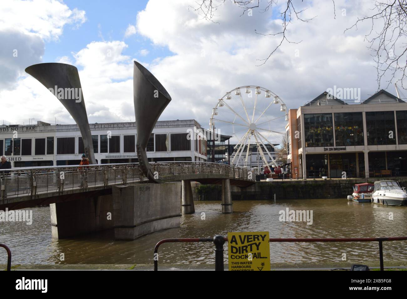 Pero's Bridge nel porto di Bristol, guardando verso il ZA ZA Bazaar, V Shed e la ruota di Bristol in Millennium Square. 26 febbraio 2024, Foto Stock