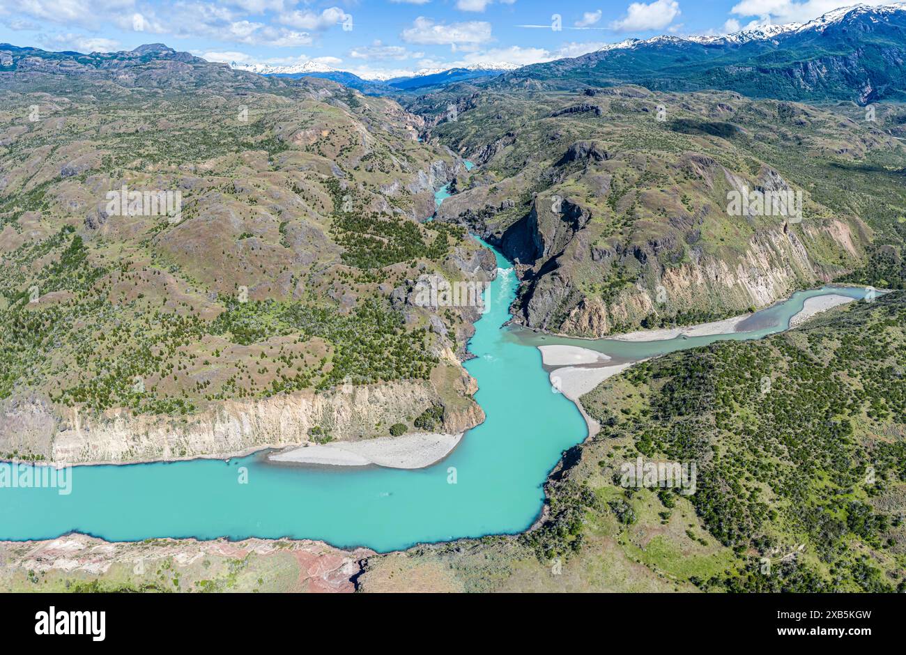 Confluenza dei fiumi Rio Baker e Rio Chacabuco, vista aerea, acqua fangosa del Rio Cochrane si fonde con il torrente glaciale Rio Baker, Patagonia, Cile Foto Stock