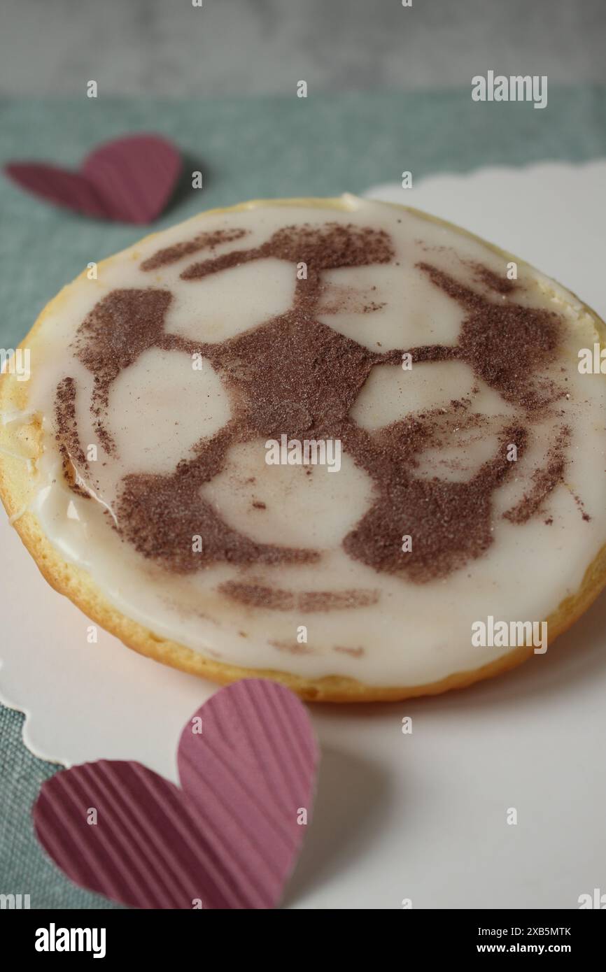 Biscotti americani a tema calcistico con cuori viola Foto Stock