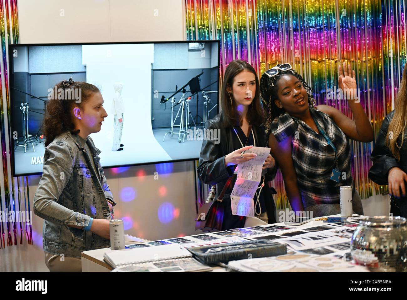 LONDRA, REGNO UNITO. 10 giugno 2024. Bancarelle alla Graduate Fashion Week 2024 giorno 1 presso la Old Truman Brewery di Londra, Regno Unito. Credito: Vedi li/Picture Capital/Alamy Live News Foto Stock