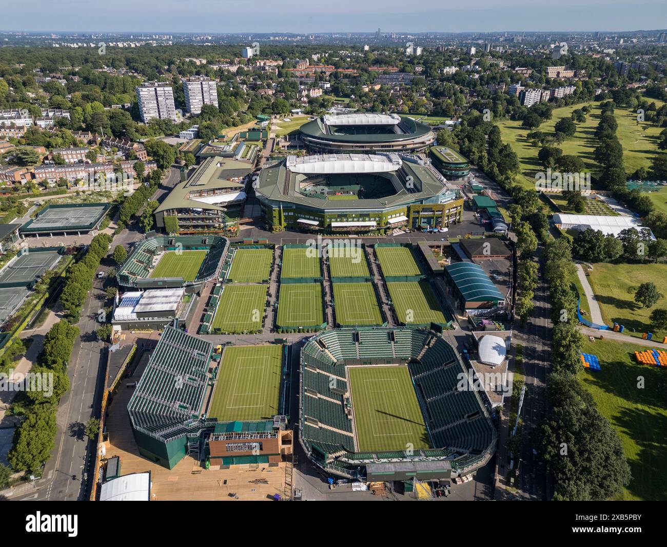 Vista aerea dell'All England Lawn Tennis Club di Wimbledon (il campo numero 2 in fondo che conduce al Centre Court), Londra, Regno Unito. Foto Stock