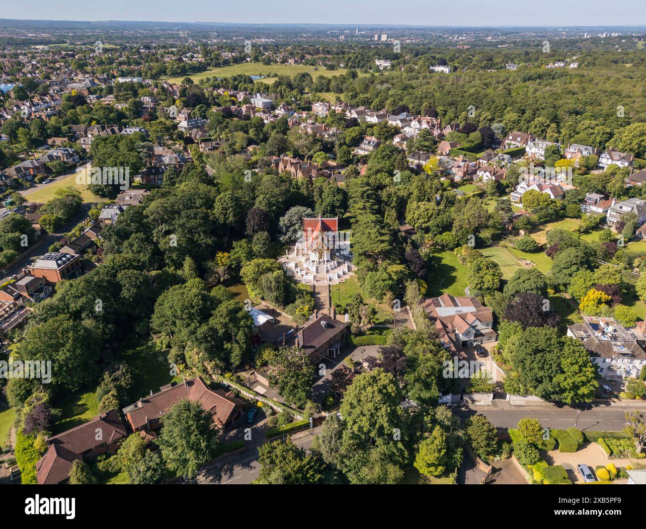 Veduta aerea del Tempio Buddhapadipa in una zona residenziale di Wimbledon, SW19, Londra, Regno Unito. Foto Stock