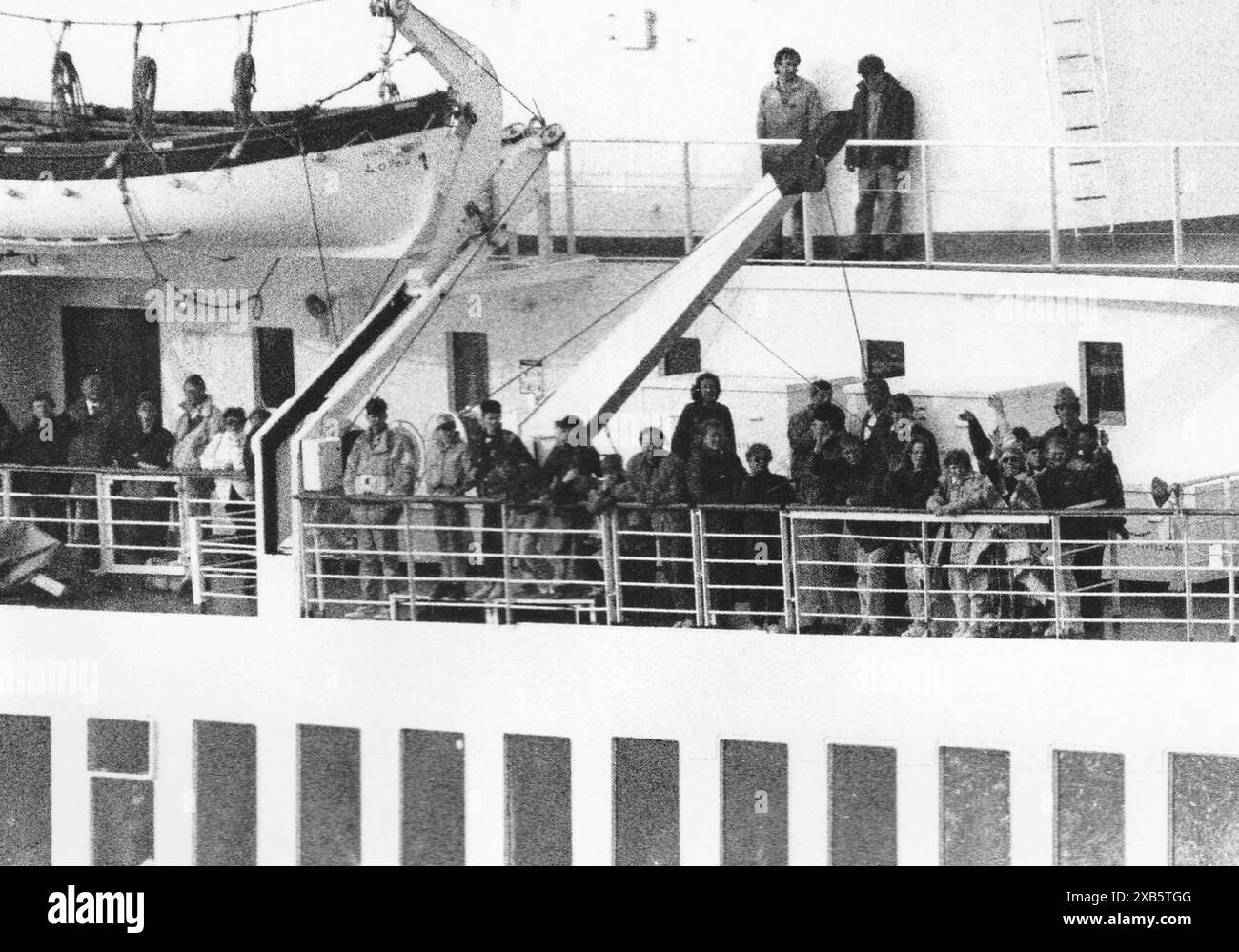 I PASSEGGERI COSTEGGIANO IL PONTE MENTRE IL TRAGHETTO BRITTANY FERRIES ATTRAVERSA IL CANALE REINE MATILDE VIENE TRAINATO A PORTSMOUTH DOPO CHE UN INCENDIO SCOPPIÒ NELLA SALA MACCHINE DELLE NAVI, 1990 PIC MIKE WALKER 1990 Foto Stock