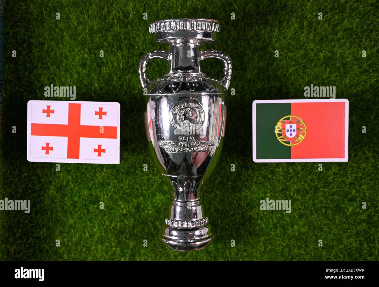 2 luglio 2024, Berlino, Germania. Bandiere dei paesi partecipanti del gruppo F del Campionato europeo di calcio Georgia e Portogallo. Foto Stock