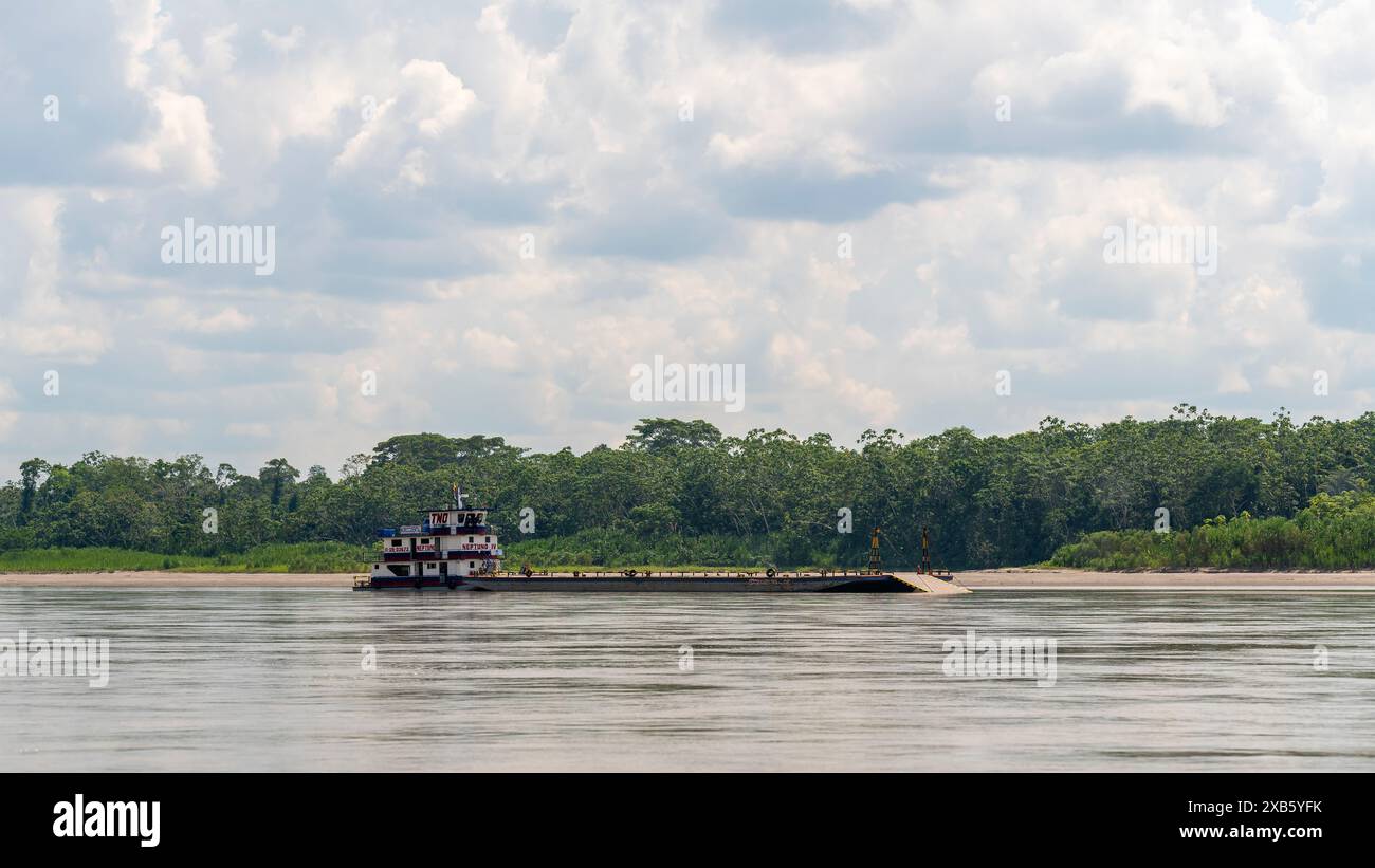 Barca per il trasporto in veicolo sul fiume Napo, il Parco Nazionale di Yasuni, la foresta pluviale amazzonica, l'Ecuador. Foto Stock