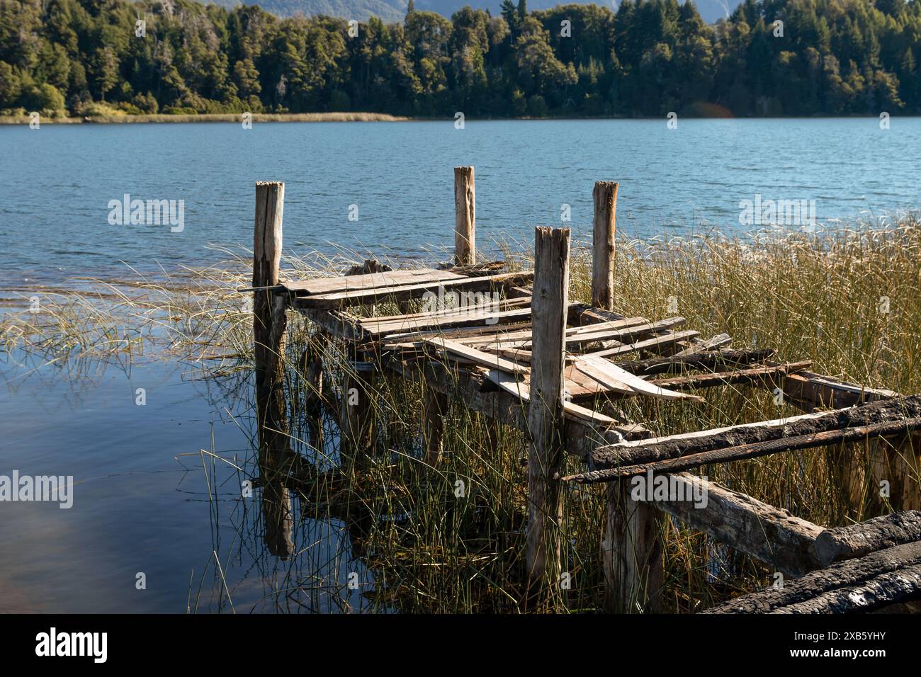 vecchio molo abbandonato vicino al lago in patagonia argentina. Foto Stock