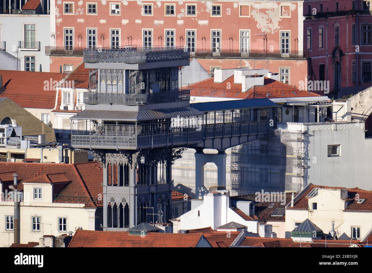 Vista aerea dello storico Elevador de Santa Justa, costruito nel 1902, che collega il quartiere Baixa di Lisbona con il quartiere di Chiado più alto Foto Stock