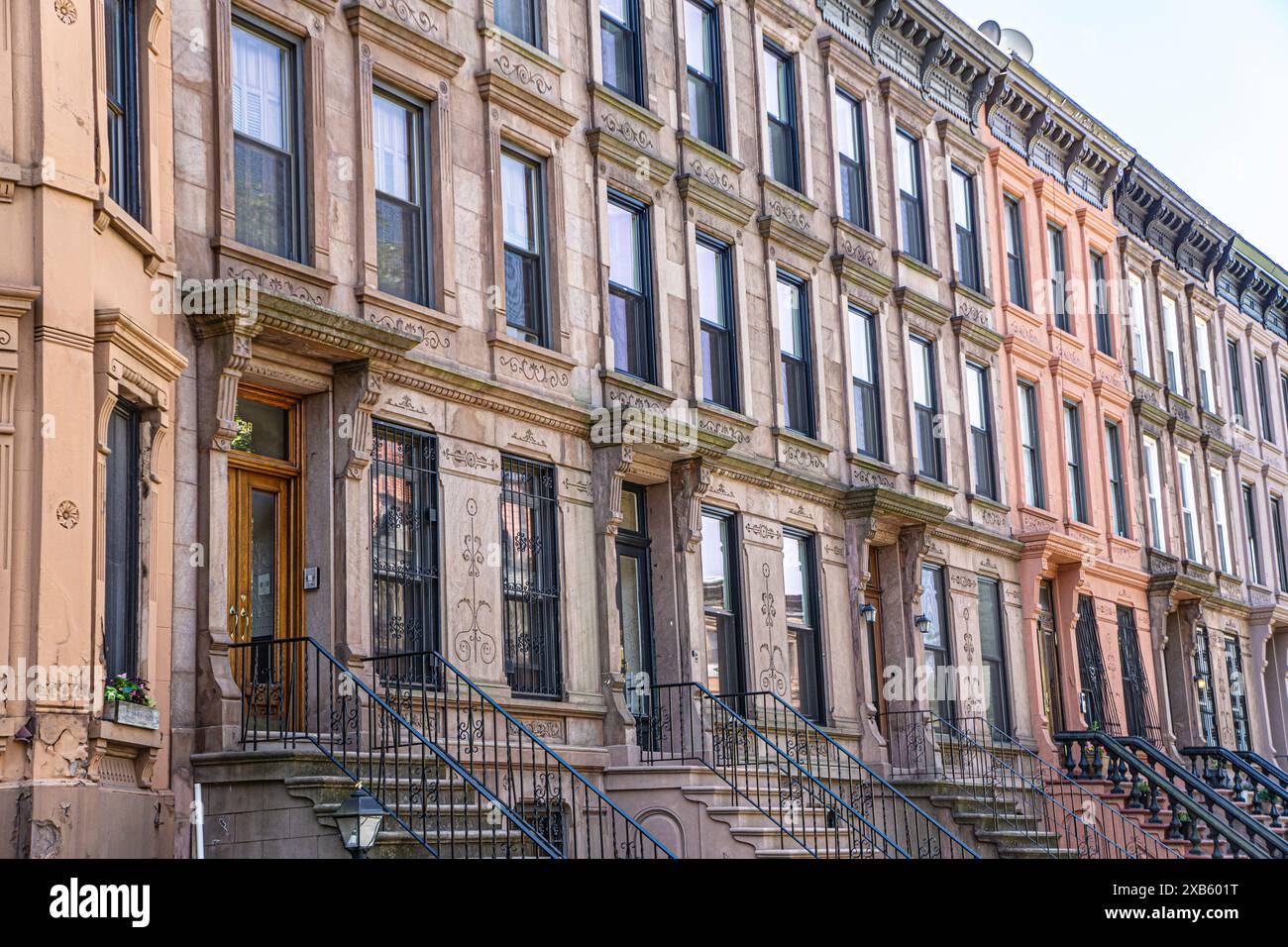 Fila di case in pietra arenaria, MacDonough Street, Bedford-Stuyvesant, Brooklyn, New York City, New York, Stati Uniti Foto Stock