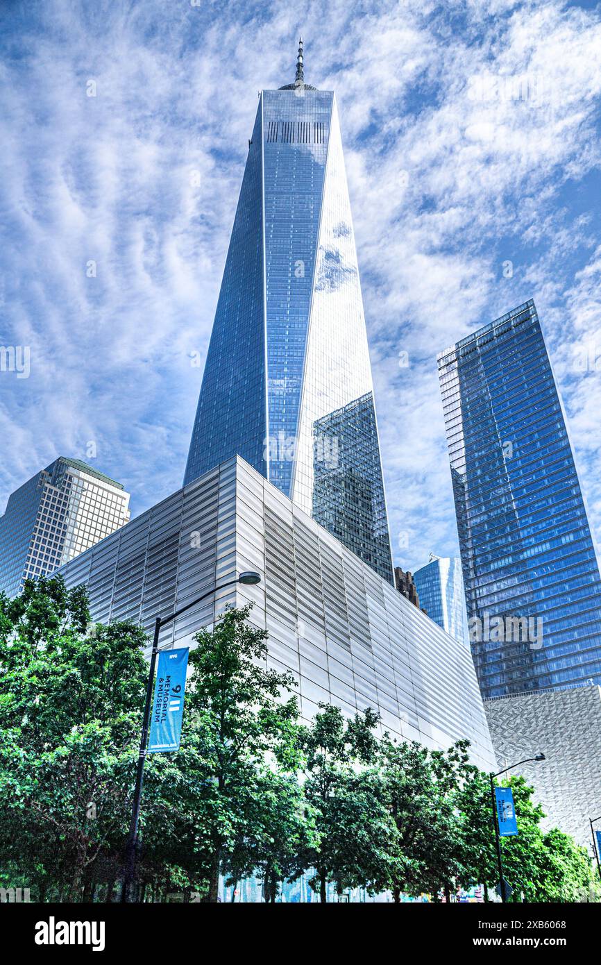 National September 11 Memorial Museum, Brookfield Place, One World Trade Center, Perelman Performing Arts Center, 7 World Trade Center, vista dall'angolo basso Foto Stock