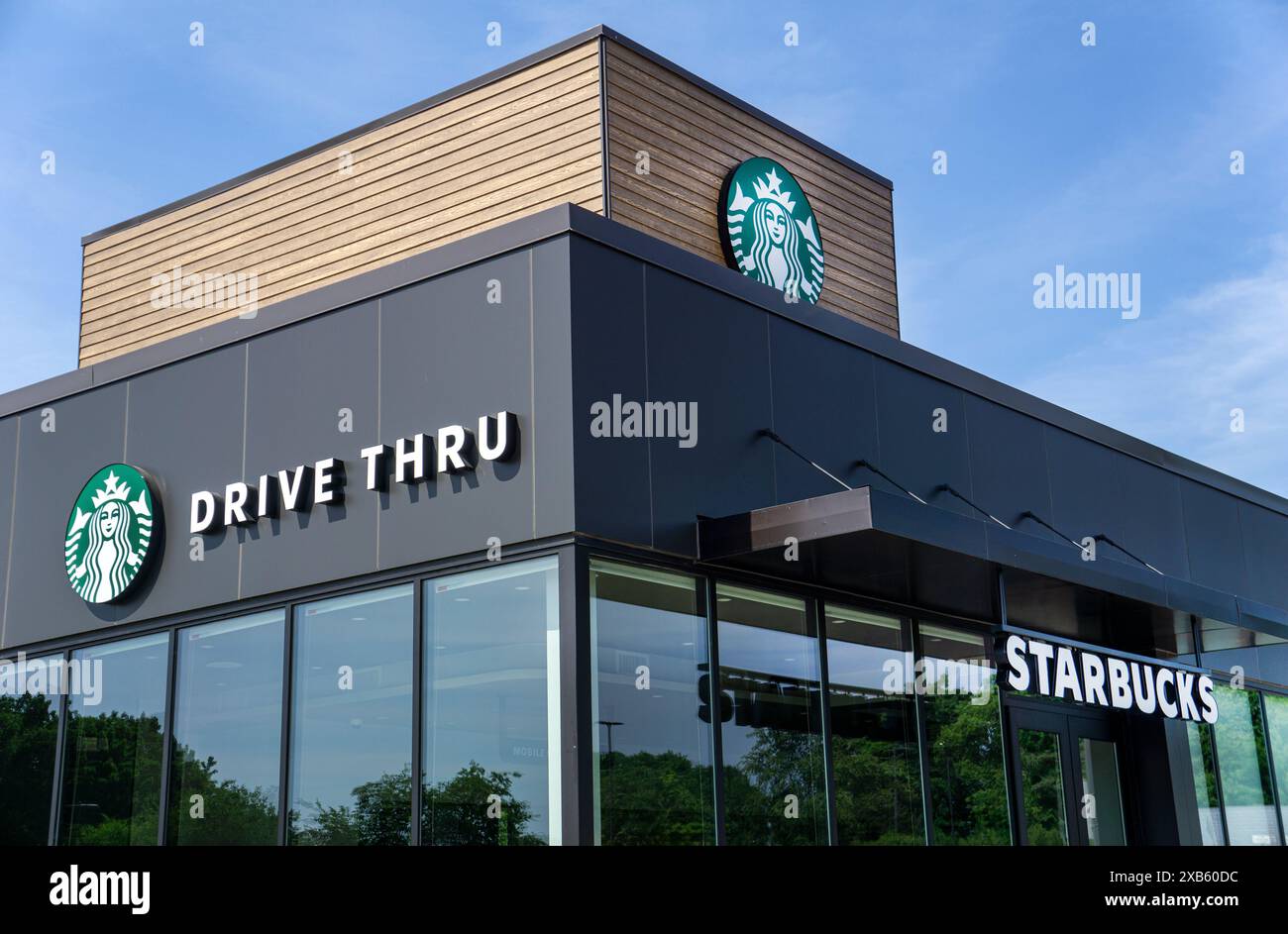 Starbucks Coffee Shop e Drive-Thru, esterno dell'edificio, Connecticut, USA Foto Stock