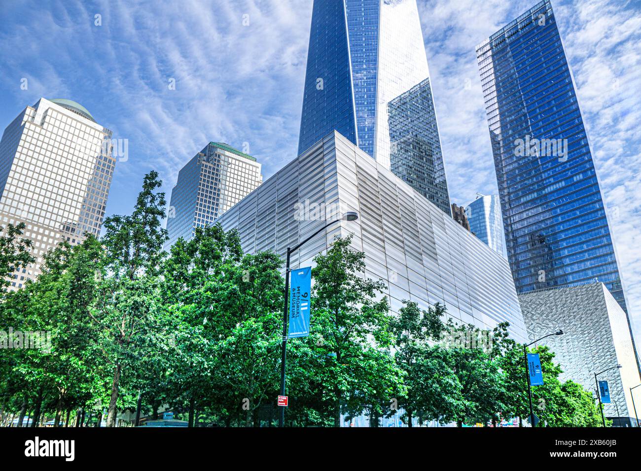 National September 11 Memorial Museum, Brookfield Place, One World Trade Center, Perelman Performing Arts Center, 7 World Trade Center, vista dall'angolo basso Foto Stock