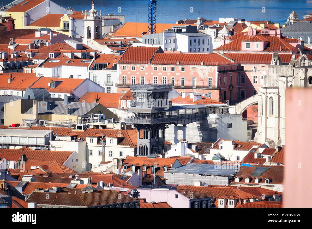 Vista aerea dello storico Elevador de Santa Justa, costruito nel 1902, che collega il quartiere Baixa di Lisbona con il quartiere di Chiado più alto Foto Stock