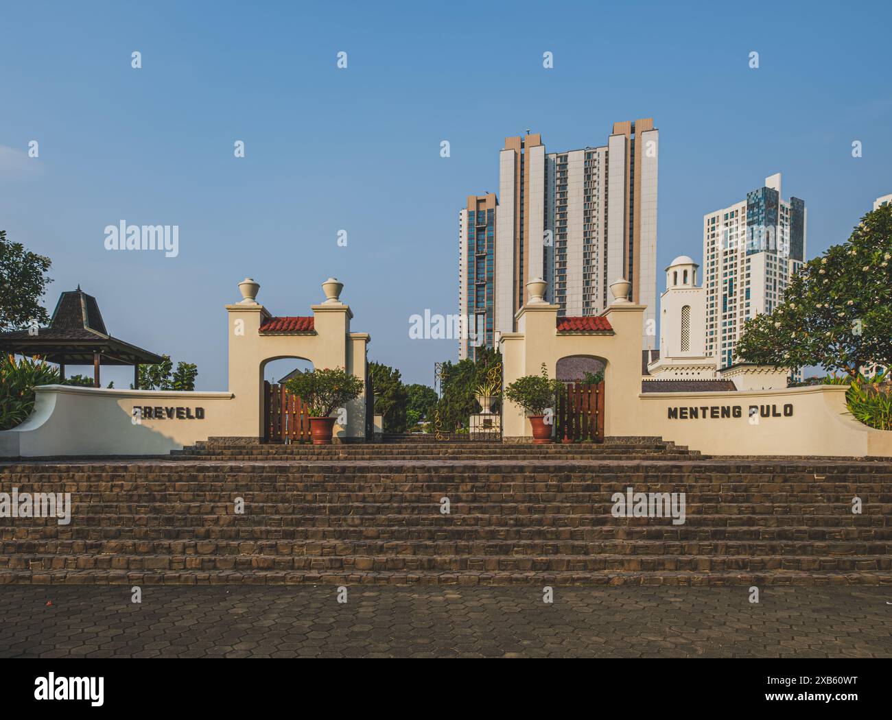 Giacarta, Indonesia - 8 maggio 2024. Una scala in pietra che conduce all'ingresso di Ereveld, il Memoriale di guerra olandese di Menteng Pulo. Foto Stock
