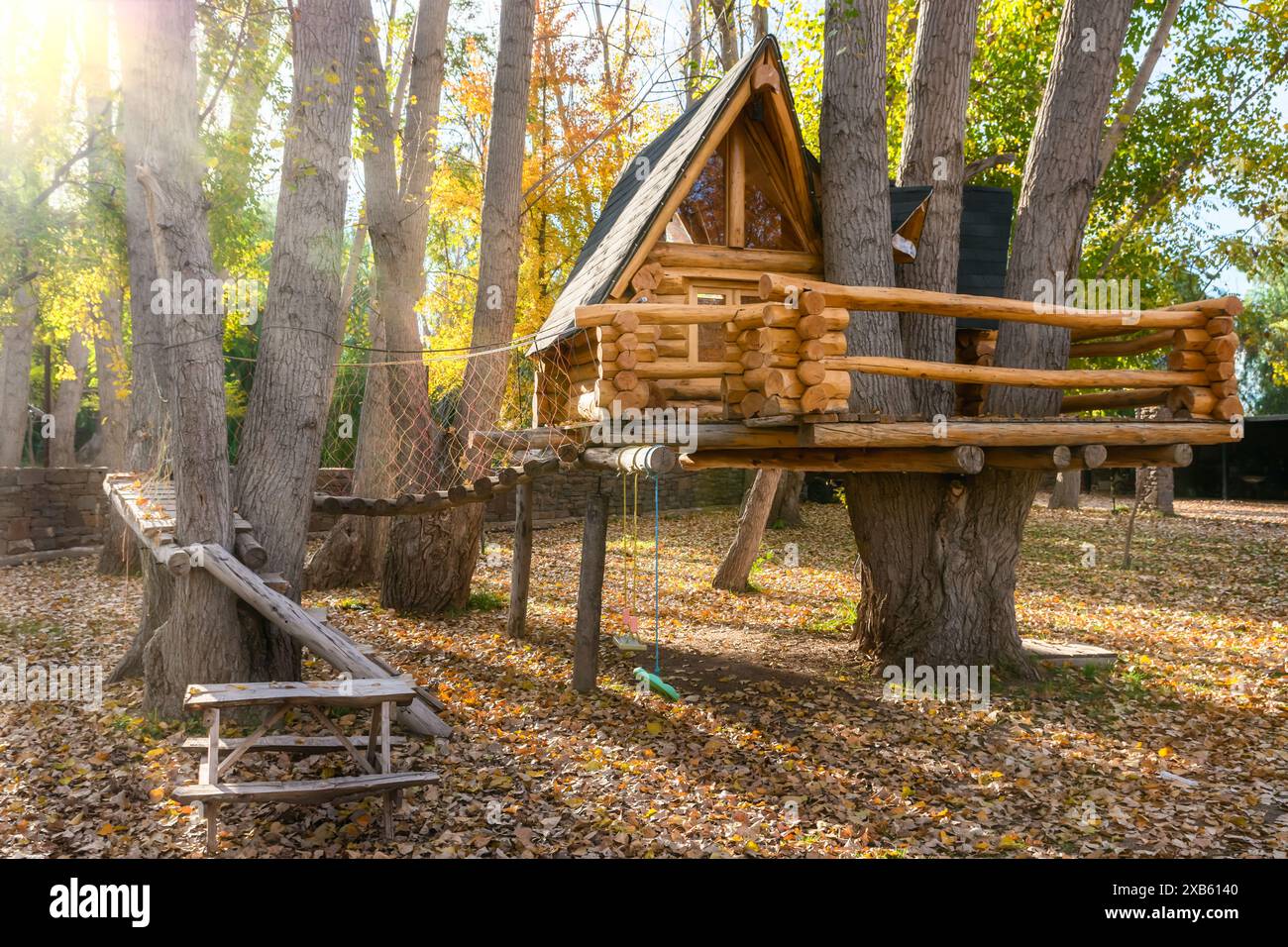 grande casa sull'albero in autunno Foto Stock