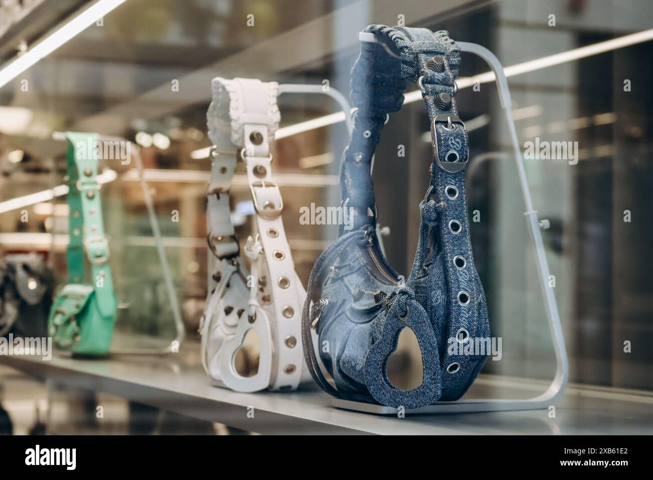 Copenaghen, Danimarca - 13 marzo 2024: Le famose borse Balenciaga si trovano nella vetrina dell'omonimo negozio nel centro di Copenaghen Foto Stock