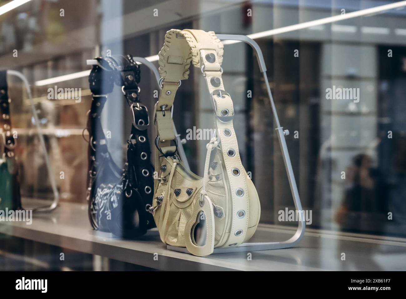 Copenaghen, Danimarca - 13 marzo 2024: Le famose borse Balenciaga si trovano nella vetrina dell'omonimo negozio nel centro di Copenaghen Foto Stock