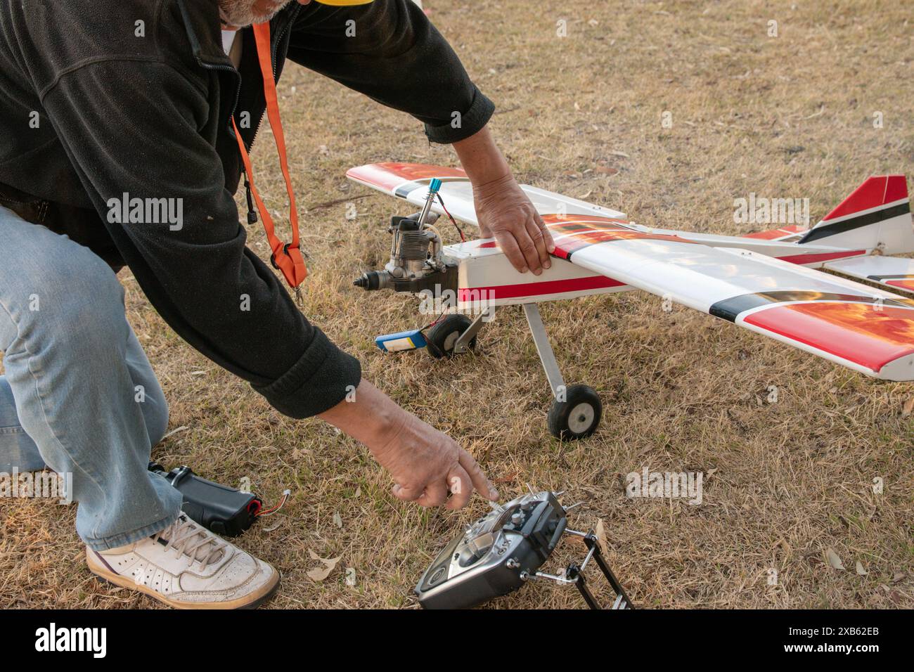 L'uomo avvia il motore sul modello dell'aereo Foto Stock