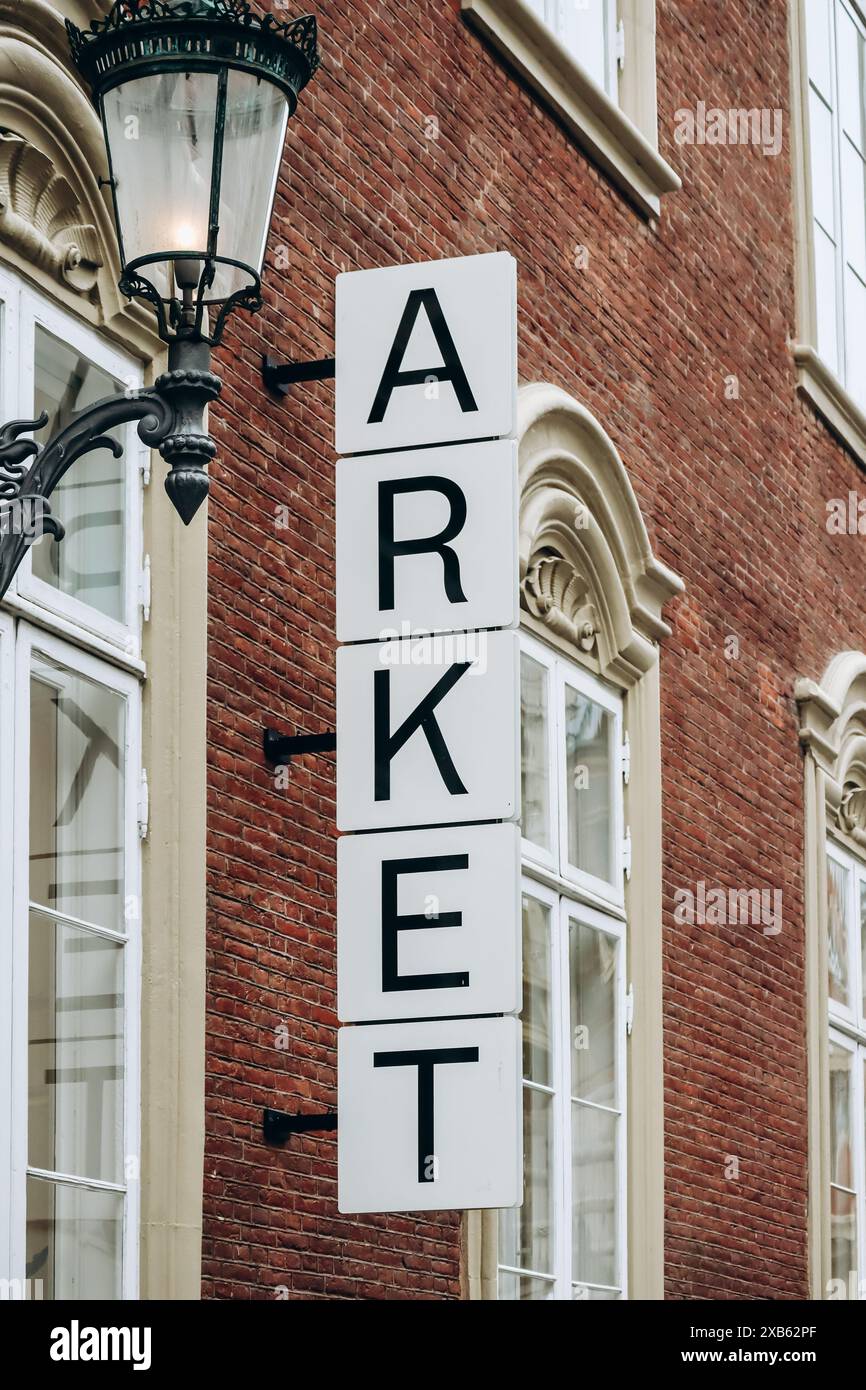 Copenaghen, Danimarca - 13 marzo 2024: Cartello con la boutique Arket di Copenhagen Foto Stock