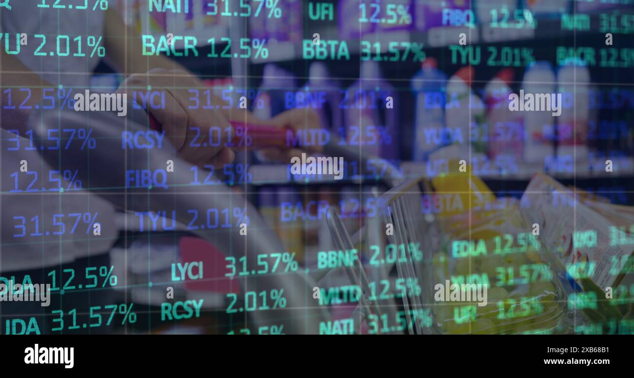 Una persona con una pelle leggera che spinge il carrello in un corridoio di un negozio di alimentari Foto Stock