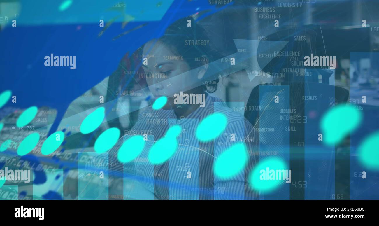 Diversi gruppi di colleghi che lavorano insieme al progetto, con una donna asiatica concentrata sul suo computer sc Foto Stock