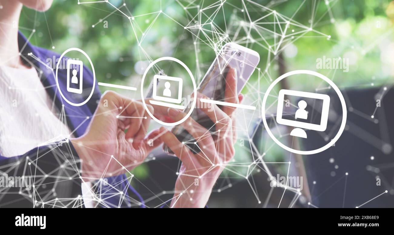 Donna caucasica dei suoi 30 anni che interagisce con lo smartphone, mostrando una rete di connessioni Foto Stock