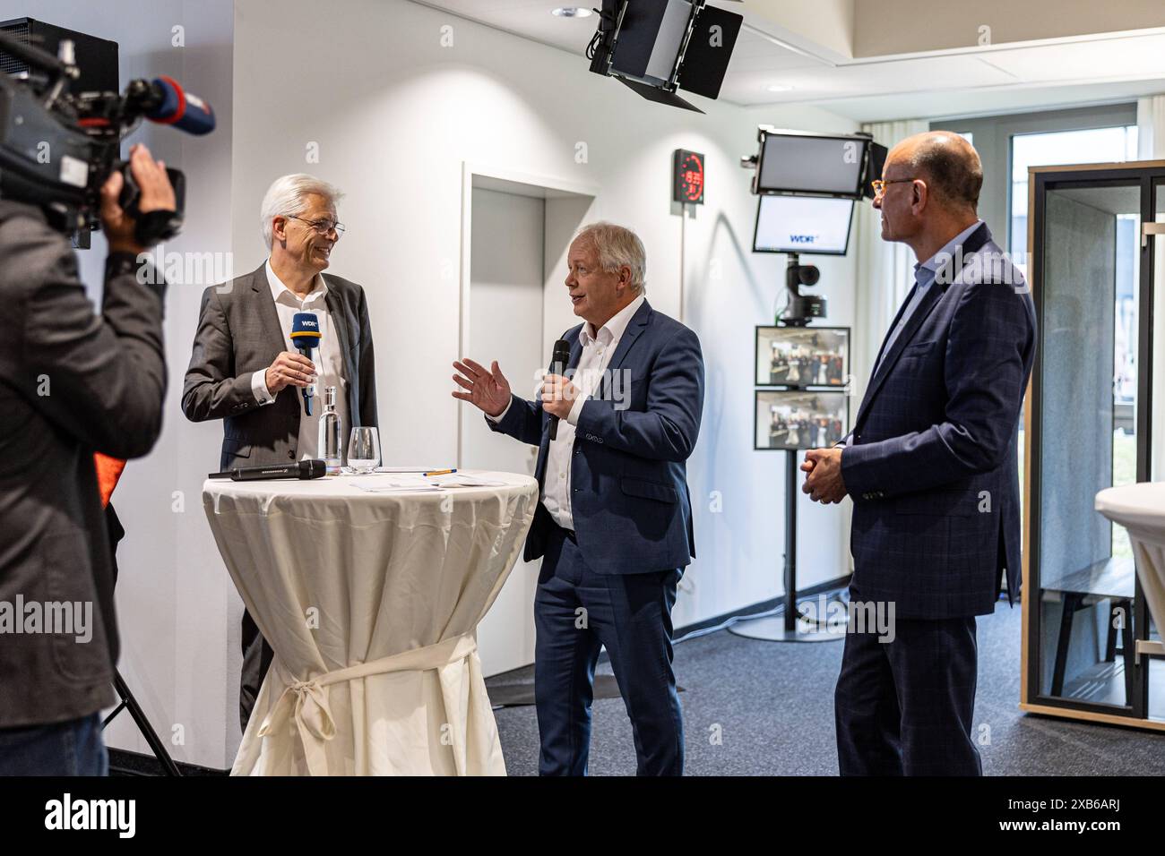 Eröffnung des neuen WDR Landesstudio Bonn 10.06.2024 Gesprächsrunde mit Redaktionsleiter Jochen DUCHROW, Intendente WDR Tom BUHROW und Hauptabteilungsleiter Markus GERLACH - Nach 17 Jahren zog das Landesstudio Bonn des WDR Westdeutscher Rundfunk vom ehemaligen ZDF Hauptstadtstudio in einen neu errichteten Bürokomplex in Bonn-Friesdorf. Parallela zur Ausstrahlung der ersten Ausgabe der Lokalzeit Bonn in HD fand in den Redaktionsräumen die Eröffnungsfeier statt. Bonn Friesdorf Nordrhein-Westfalen Deutschland *** apertura del nuovo studio regionale WDR a Bonn 10 06 2024 discussione con editoriale di Foto Stock