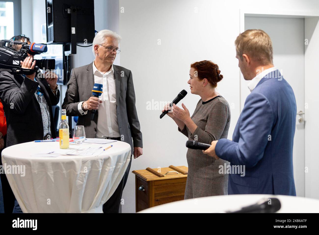 Eröffnung des neuen WDR Landesstudio Bonn 10.06.2024 Gesprächsrunde mit Redaktionsleiter Jochen DUCHROW, Oberbürgermeisterin Stadt Bonn Katja DÖRNER und Landrat Euskirchen Markus RAMERS - Nach 17 Jahren zog das Landesstudio Bonn des WDR Westdeutscher Rundfunk vom ehemaligen ZDF Hauptstadtstudio in einen neu errichteten Bürokomplex a Bonn-Friesdorf. Parallela zur Ausstrahlung der ersten Ausgabe der Lokalzeit Bonn in HD fand in den Redaktionsräumen die Eröffnungsfeier statt. Bonn Friesdorf Nordrhein-Westfalen Deutschland *** apertura del nuovo studio regionale WDR a Bonn 10 06 2024 Tavola rotonda W Foto Stock
